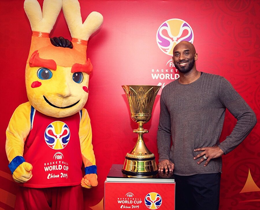Kobe Bryant turnuvanın maskotuyla poz veriyor.
