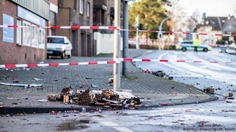 Almanya, 2019: Bottrop ve Essen'da saldırı

                                    2018'i 2019'a bağlayan gecede 50 yaşındaki Andreas N., Almanya’nın batısındaki Ruhr bölgesinde otomobilini kasıtlı olarak göçmenlerin üzerine sürdü. Saldırı sonucunda dört kişi yaşamını yitirirken, 20'yi aşkın kişi de yaralandı. Fail, Bottrop'ta çocuklu bir Suriyeli ve Afgan aileyi hedef aldı. Essen'da da aracını otobüs durağında bekleyen yayaların üzerine sürdü. Birçok insan saldırıdan kurtulmayı başardı. Saldırgan, eylemini ırkçı sözlerle savundu. Saldırı, Alman makamları tarafından terör saldırısı olarak sınıflandırıldı.
                                