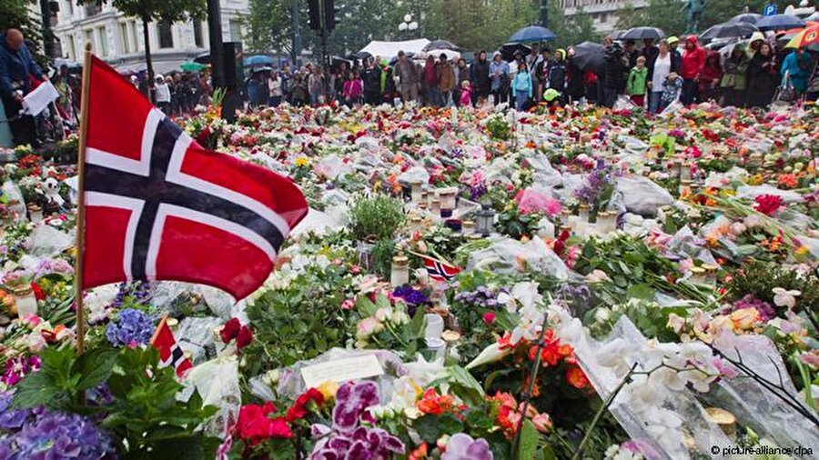 Norveç, 2011: Breivik katliamı

                                    Aşırı sağcı Norveçli terörist Anders Breivik, 22 Temmuz 2011 tarihinde düzenlediği iki saldırıda 77 kişiyi öldürdü. Breivik'in kurbanları ağırlıklı olarak gençlerdi. Sözkonusu saldırı, İkinci Dünya Savaşı sonrası Avrupa tarihindeki en kanlı saldırılardan biri olarak tarihe geçti. Hükümet binalarının bulunduğu bölgede bombalı saldırı düzenleyen Breivik, Utoya adasında da gençleri hedef aldı. Saldırılarını titiz bir biçimde planlayan Breivik, manifestosunda çokkültürlülüğü ve "Avrupa'nın İslamlaşmasını" sona erdirmek istediğini yazdı. Breivik, 21 yıl hapse mahkum edildi.
                                