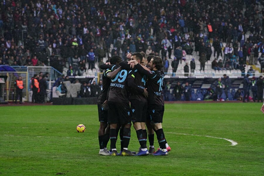 Trabzonsporlu futbolcuların golün ardından sevinç yumağı oluşturdu.