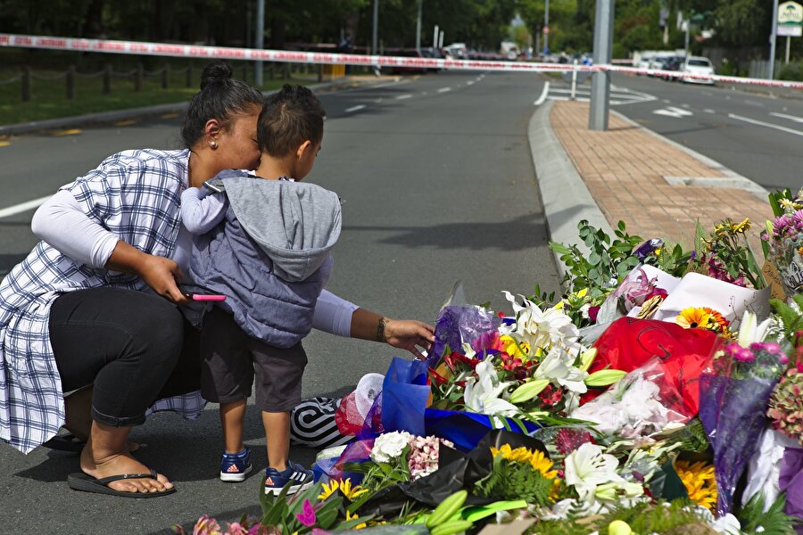 Yeni Zelanda'nın ChristChurch kentinde bulunan Al Noor ve Linwood camilerinde gerçekleştirilen terör saldırısının ardından Al Noor Camisi yakınlarında toplanan vatandaşlar, olay yerinin çevresine hayatını kaybeden Müslümanların anısına çiçek bıraktı.