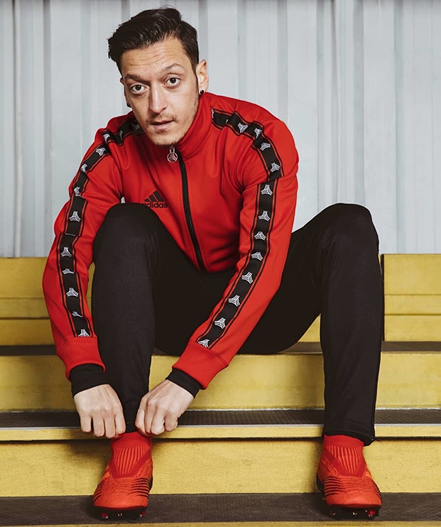 Mesut Özil, ırkçı söylemler yüzünden Alman milli takımını bırakmıştı.