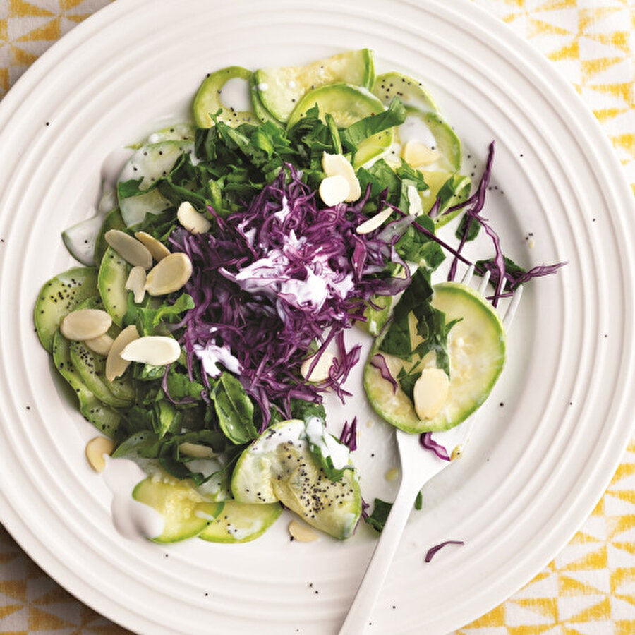 Rokalı Mor Lahanalı Kabak Salatası

                                    
                                    
                                    
                                    Hem sağlıklı hem de lezzetli bir salata tarifi sizlerle. Yazın gözde sebzesi kabağın bu haline bayılacaksınız. Çok pratik ve kolay bir şekilde hazırlayabileceğiniz rokalı mor lahanalı kabak salatası düşük kalorisiyle diyet yapanlar için oldukça ideal. Hafif ve sağlıklı bir öğün geçirmek isteyenler, bu salatayı mutlaka denemelisiniz.Tarif için: https://www.gzt.com/lokma/rokali-mor-lahanali-kabak-salatasi-32805
                                
                                
                                
                                