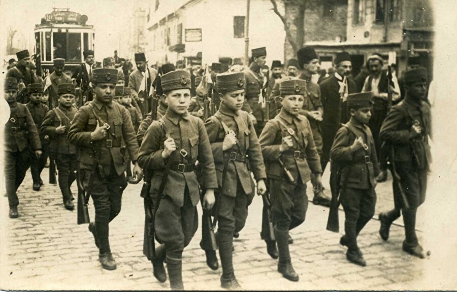 Çanakkale Savaşı çocukların büyük bir asker gibi savaştığı bir zaferdir. Savaşa giden onlarca çocuk bir daha geri dönememiştir.