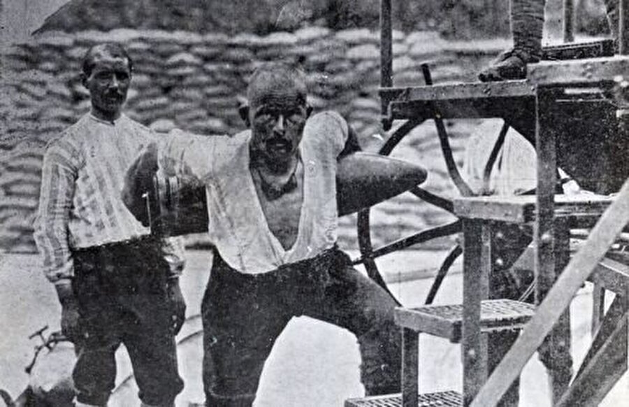 Seyit Onbaşı tonlarca ağırlıktaki topu sırtına alarak kaldırmış ve savaşın seyrini değiştirmiştir.