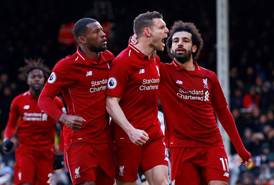 Liverpool forması giyen futbolcuların gol sevinci.