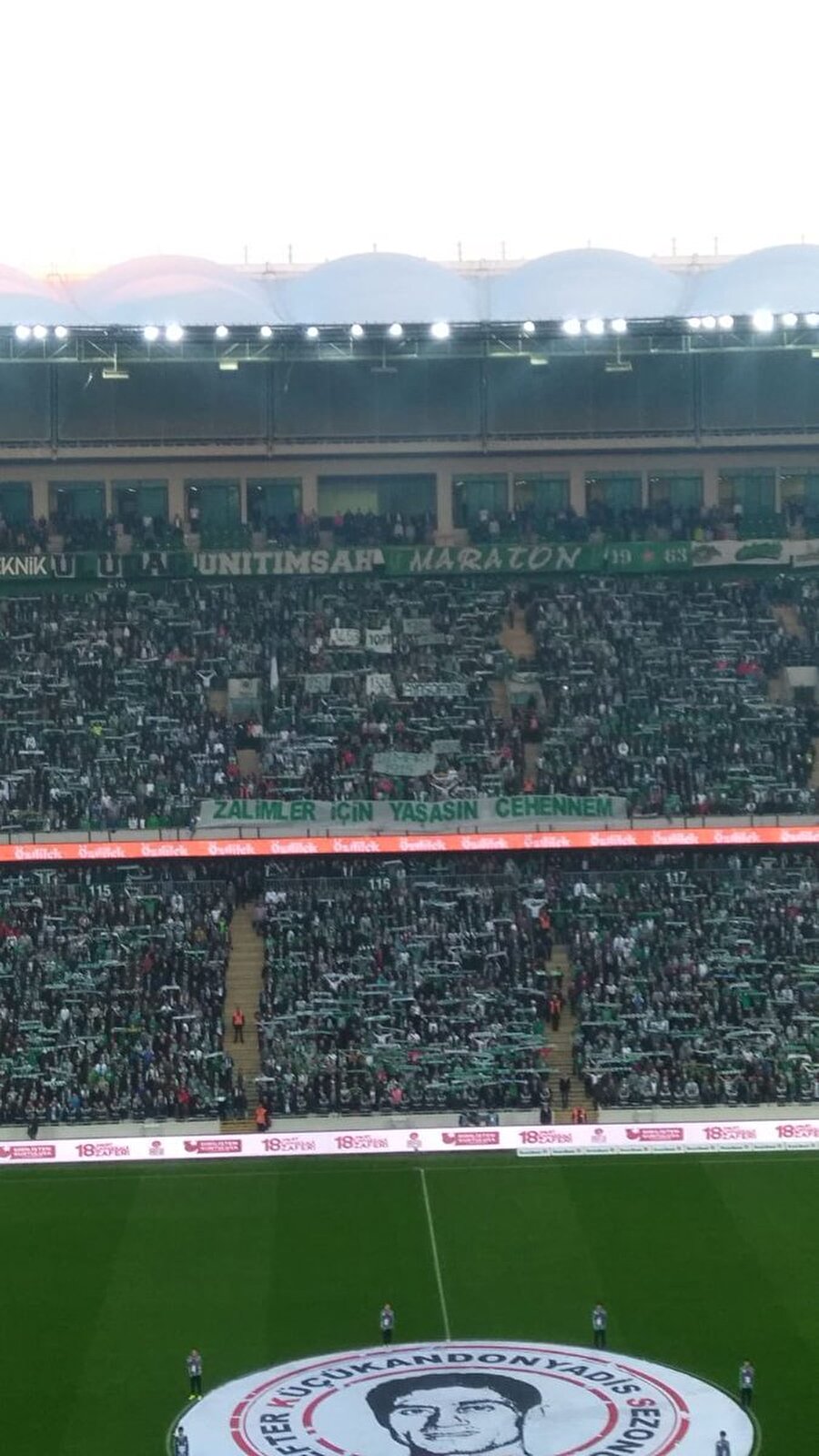 Bursaspor tribünlerinde 'Zalimler İçin Yaşasın Cehennem' pankartı.