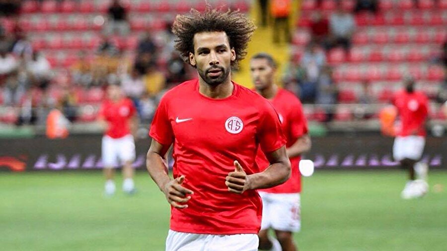 Nazım Sangare maç öncesinde ısınıyor.