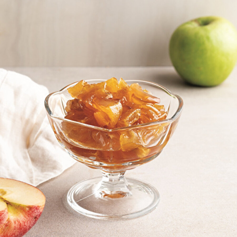 Elma Reçeli

                                    
                                    
                                    
                                    
                                    Kahvaltıların vazgeçilmezi reçel tariflerinin en farklı ve en lezzetlilerinden birini sizlere sunuyoruz. Gerek görüntüsü gerek lezzetiyle damakları şenlendirecek elma reçeli, kahvaltı soflarınızın vazgeçilmezi olacak.Tarif için: https://www.gzt.com/lokma/elma-receli-32965
                                
                                
                                
                                
                                