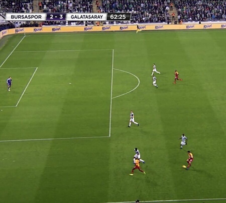 Bursaspor - Galatasaray maçında Onyekuru'nun tartışılan pozisyonu.