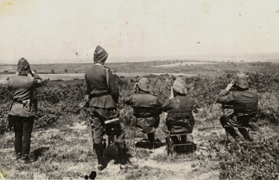 Çanakkale Boğazını gözetleyen Türk askerler.