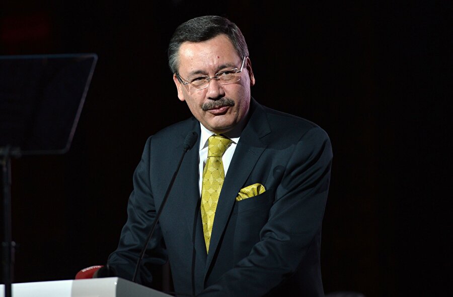Eski Ankara Büyükşehir Belediye Başkanı Melih Gökçek, Yıldız Tilbe'ye destek verdi.