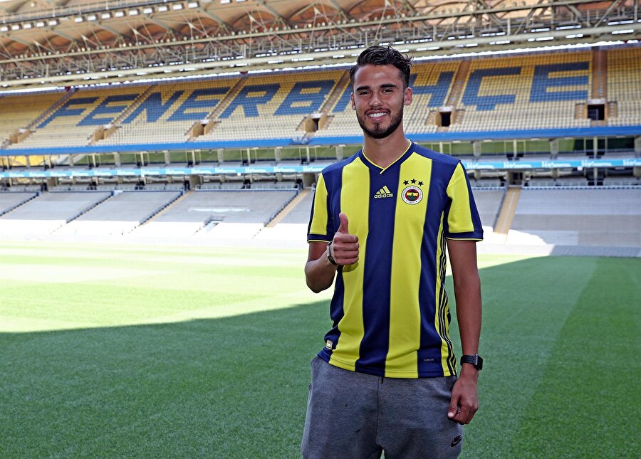 Diego Reyes, sarı lacivertli ekibe imza attıktan sonra statta böyle poz vermişti.