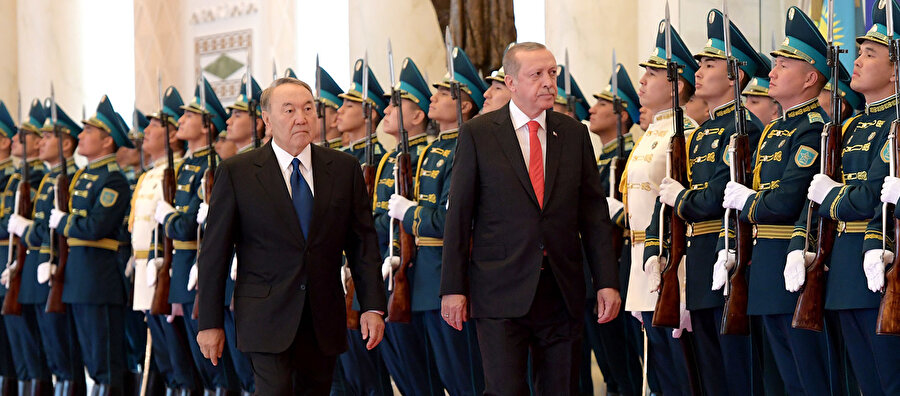 Türkiye Cumhurbaşkanı Erdoğan ve Kazakistan Cumhurbaşkanı Nazarbayev aynı karede görünüyor.
