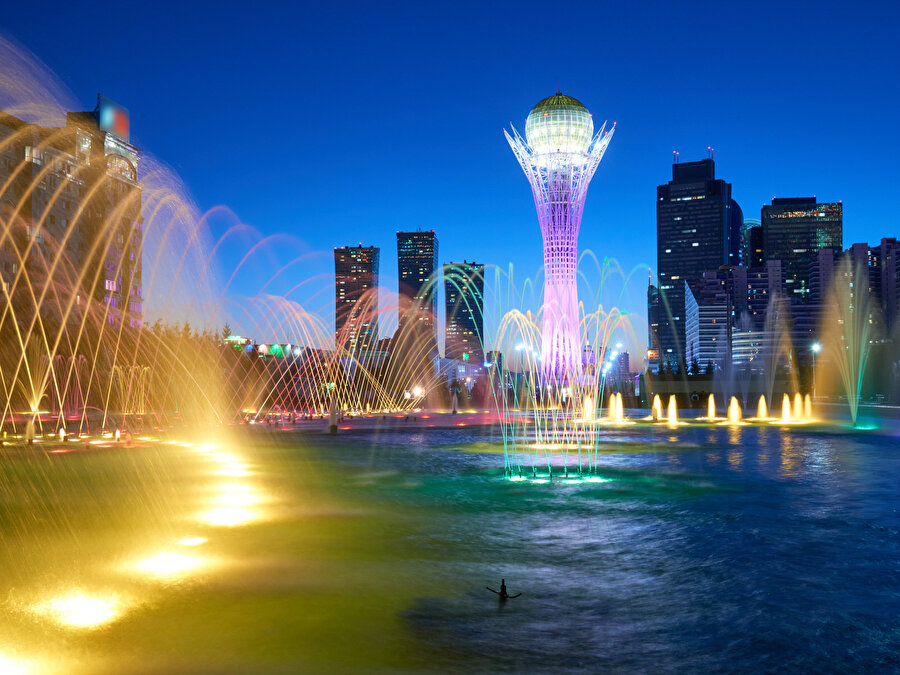Başkenti Astana’ya taşındı

                                    
                                    
                                    
                                    Çok büyük bir coğrafyaya ve zengin kaynaklara sahip olan Kazakistan, Nazarbayev döneminde çeşitli isim değişiklikleri geçirdi. 1993 yılında başkent Alma Ata, Almatı adını aldı. Bundan dört yıl sonra da ülke başkenti bambaşka bir bölgedeki Akmola'ya taşındı. 1998'deyse Akmola'nın adı Astana olarak değiştirildi.
                                
                                
                                
                                