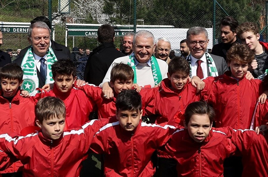 Binali Yıldırım, minik futbolcularla beraber.