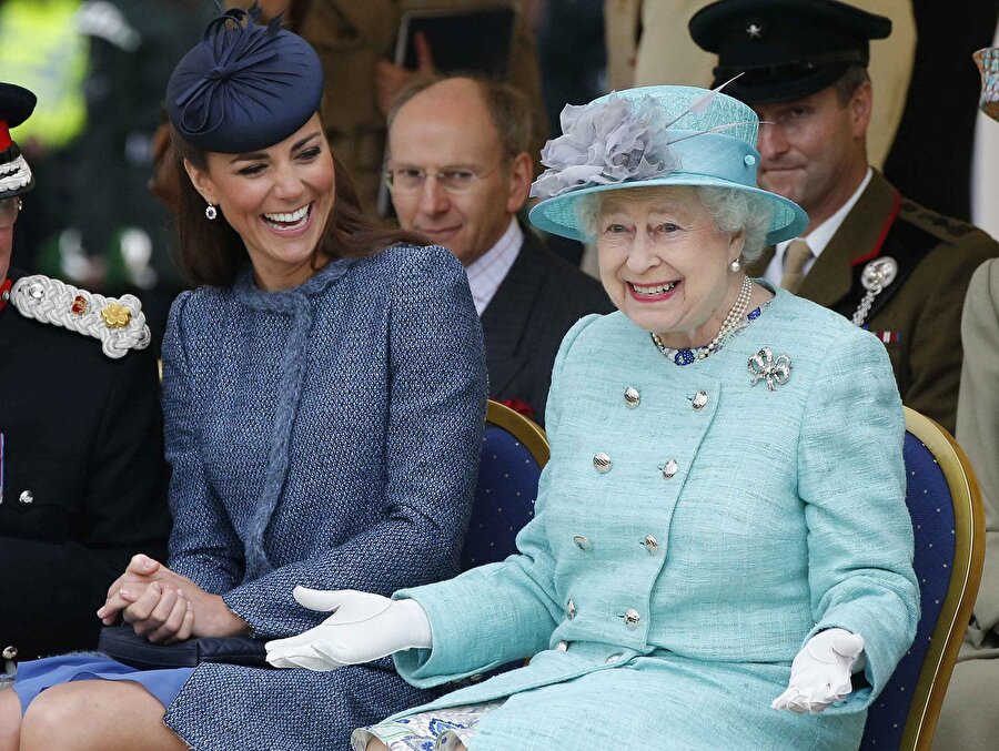 Kraliçe Elizabeth ve Kate Middleton.