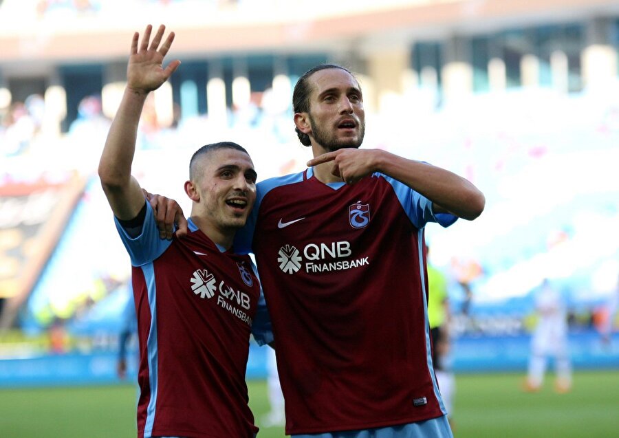 Yusuf Yazıcı ve Abdülkadir Ömür'ün gol sevinci.
