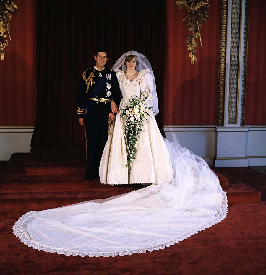 
                                    Diana'nın yaklaşık 8 metre olan gelinliği, kraliyet ailesindeki en uzun elbise olarak tarihe geçti.
                                