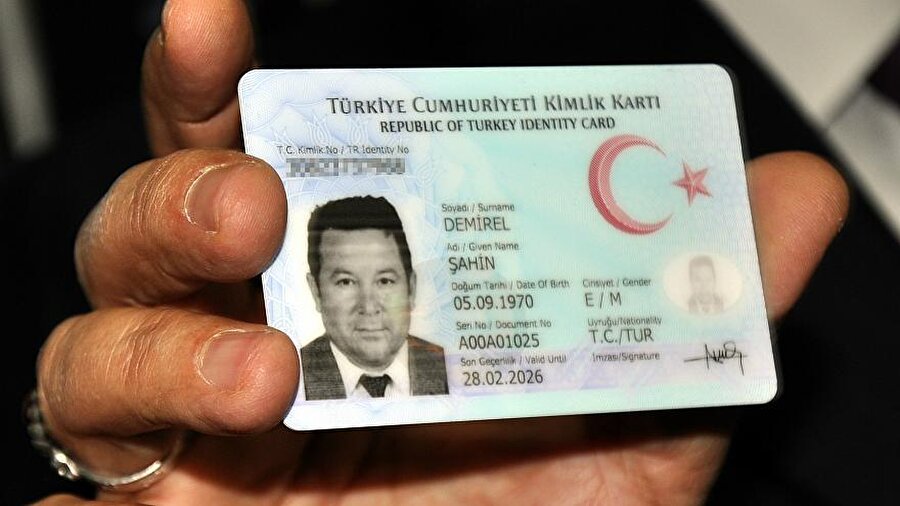 Üzerinde T.C. kimlik numarası olan kimlik belgenizi unutmayın
Seçmenlerin oy verme günü yanına Türkiye Cumhuriyeti kimlik numarasını taşıyan, Türkiye Cumhuriyeti kimlik kartı, geçici kimlik belgesi, nüfus cüzdanı, resmi dairelerce verilen soğuk damgalı kimlik kartı, pasaport, evlenme cüzdanı, askerlik belgesi, sürücü belgesi, hakim ve savcılar ile yüksek yargı organı mensuplarına verilen mesleki kimlik kartı, avukat, noter ve askeri kimlik kartı gibi kimliğini tereddütsüz ortaya koyan resimli, resmi nitelikteki bir belgeyi yanında bulundurması gerekecek.