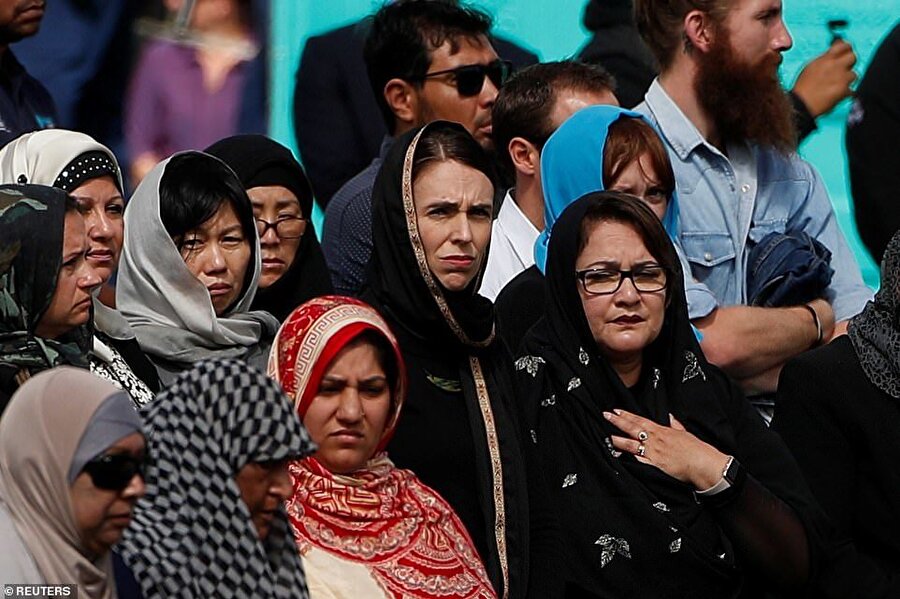 Yeni Zelanda Başbakanı Jacinda Ardern, Christchurch'deki Hagley Park'ta kılınan cuma namazına katıldı.