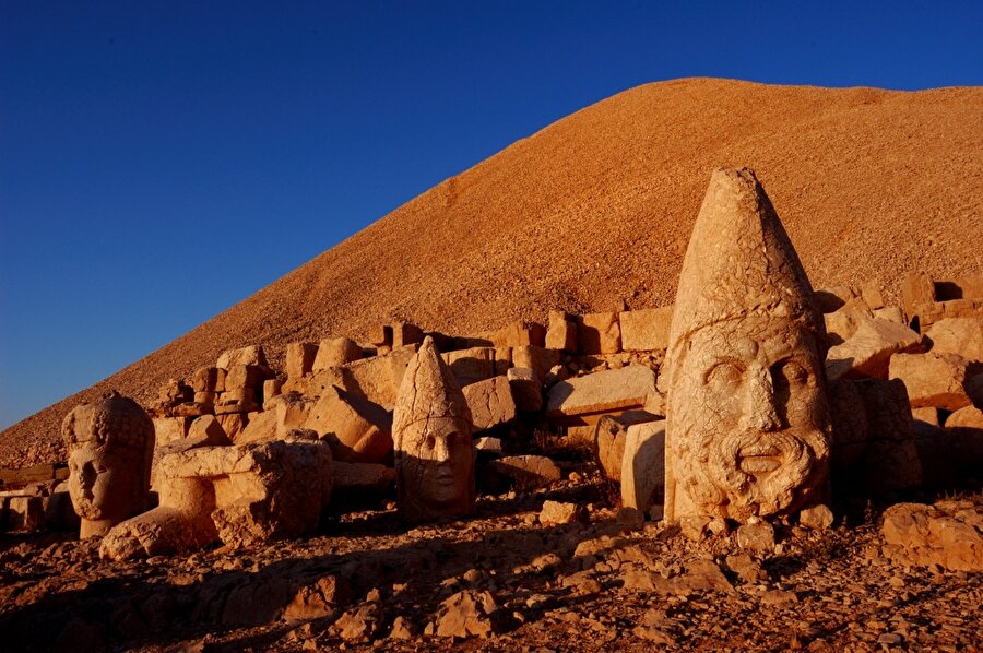 Nemrut Dağı güzelliğiyle ziyaretçileri hayran bırakıyor.