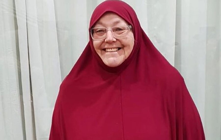 Linda Armstrong

                                    64 yaşındaki Linda, Müslümanlıkla ellili yaşlarında tanışmıştı. Linda'yı arkadaşları 'kocaman kalpli ve muhteşem iletişim becerilerine sahip bir insan' olarak tanımlıyor.
                                