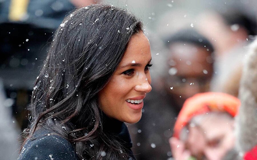 Meghan Markle saraydan, ilk çocuğunu kucağına almak için doğum izni aldı. Bu nedenle resmi görevlerde yer almıyor.