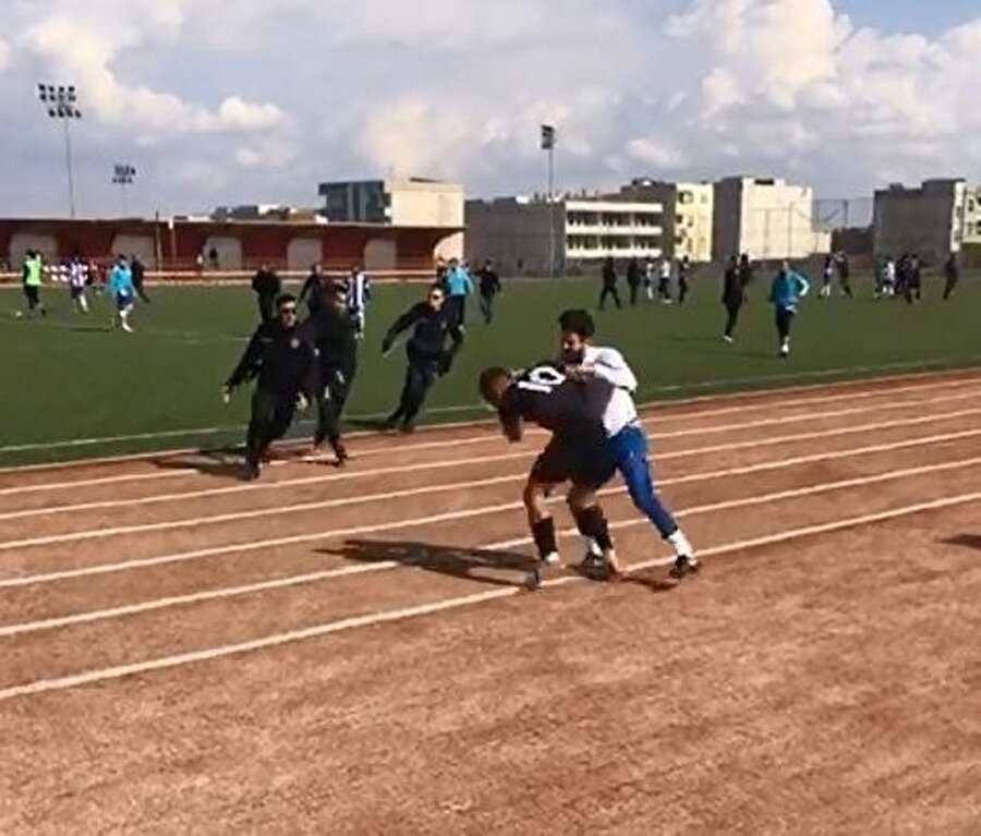 Rakip futbolcularının birbiriyle kavga ettiği anlar.