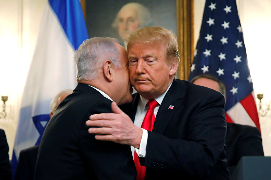 ABD Başkanı Donald Trump (sağda)