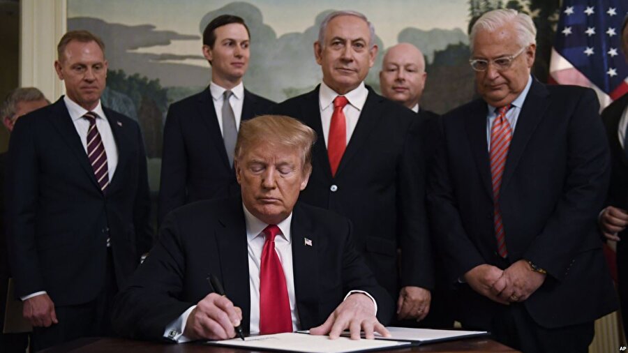 Trump, Golan Tepeleri'nde İsrail egemenliğini tanıdı

                                    ABD Başkanı Donald Trump, işgal altındaki Suriye toprakları olan Golan Tepeleri'ndeki İsrail egemenliğini resmen tanıdı. Başkan, bu kararını Beyaz Saray'da İsrail Başbakanı Benyamin Netanyahu ile bir araya geldiği sırada imzaladığı kararname ile resmileştirdi. 
Trump, imzaladığı bu kararnamayle uluslararası hukuku yok saymış oldu. Zira İsrail’in Golan’ı tek taraflı ilhakı uluslararası toplum tarafından tanınmazken, Birleşmiş Milletler Güvenlik Konseyi'nin 1967 tarihli 242 numaralı kararı uyarınca İsrail bu bölgede halen işgalci konumda bulunuyor.
                                