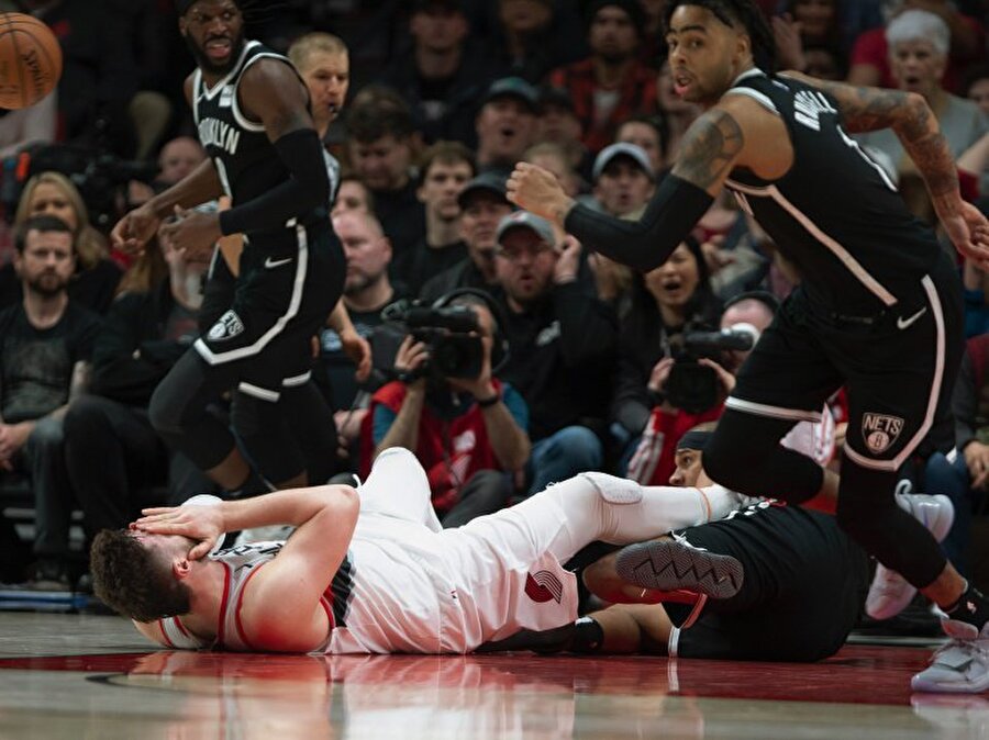 Jusuf Nurkic'in acı içinde yerde kaldığı anlardan bir kare.