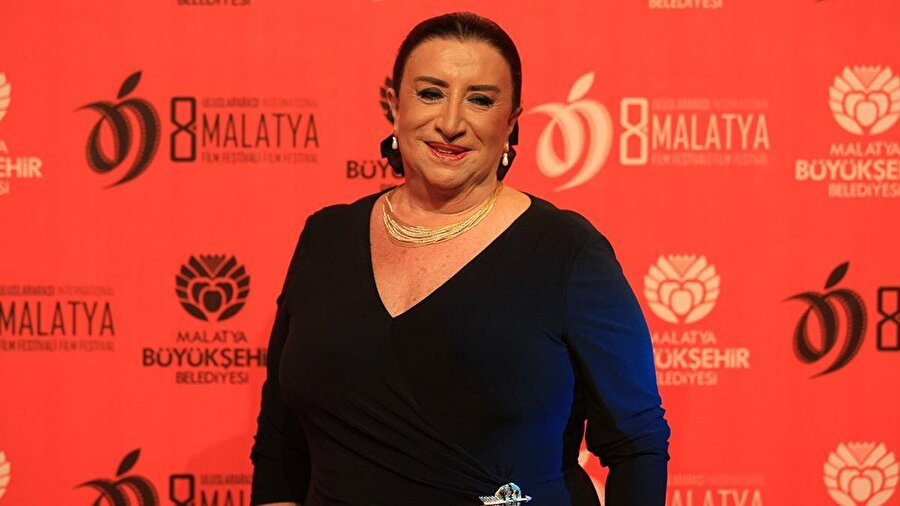 Usta sanatçı Perran Kutman'ın annesi vefat etti.