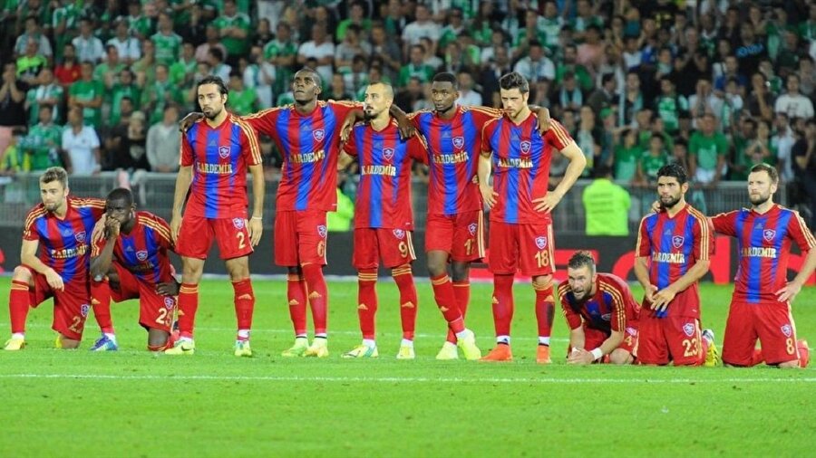 Karabüksporlu oyuncuların Saint-Etienne maçındaki penaltı üzüntüsü.