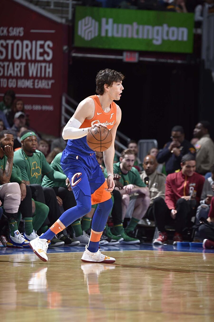 Cedi Osman içeriye penetre etmeye hazırlanıyor.