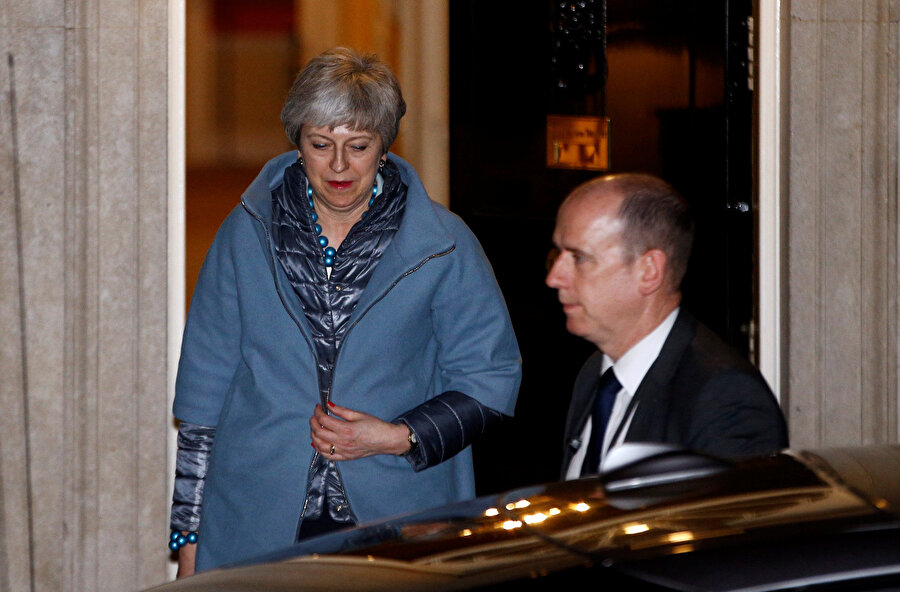 İngiltere Başbakanı Theresa May (solda)