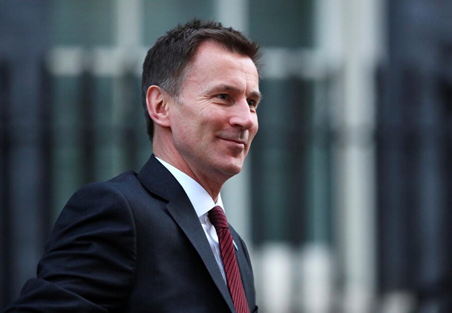 Jeremy Hunt
Johnson'ın istifası sonrası Dışişleri Bakanlığı'na gelen Jeremy Hunt, Muhafazakar Parti'nin demirbaş adaylarından. Johnson gibi Hunt'ın kampanyası da sürecin nasıl evrileceğine bağlı olacak gibi.

  
Hunt 2016'da AB'de kalınmasını desteklerken referandum sonrası Brexit yanlısı kanada geçti. Bu deneyimli bakan için bir risk çünkü asıl destek aldığı parti içindeki sol kanattan fazla uzaklaştığı konuşuluyor. Belki de Johnson'ı durdurabilecek tek aday imajı vermesi yarışta onu öne geçirebilir.