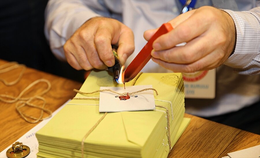 Oy kullandıktan sonra imza atmayı unutmayın

                                    
                                    
                                    
                                    Seçmen, zarfı sandığa attıktan sonra sandık seçmen listesinde adının bulunduğu yerin karşısını imzalayacak.
                                
                                
                                
                                