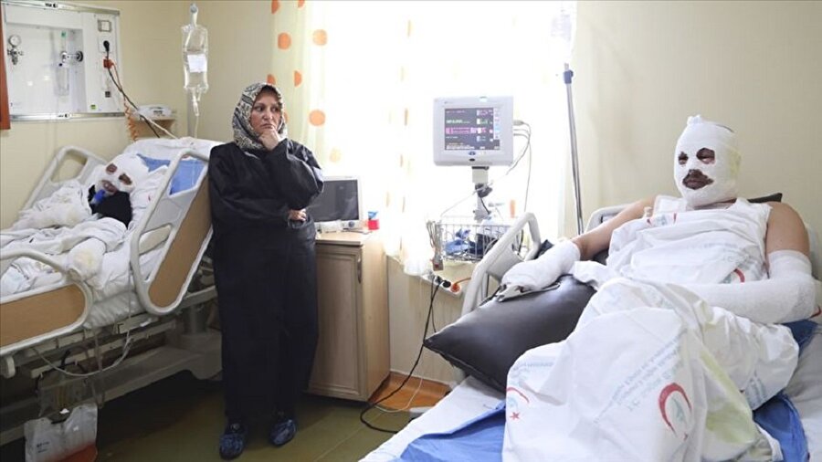 Mutfak tüpünü değiştirdikten sonra gaz kaçağı olup olmadığını çakmakla kontrol eden çift, yaşanan patlama sonrası hastaneye kaldırıldı.