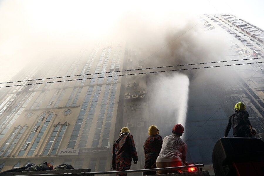 Yangından çıkan yoğun duman sebebiyle uzaktan müdahale etmek zorunda kalan itfaiye ekipleri.