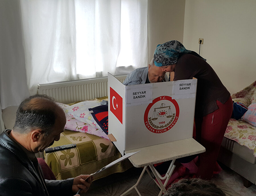 Osmaniye'de yaşlı ve yatalak vatandaşlar, evlerine gelen seyyar sandıklarda oylarını kullandı.