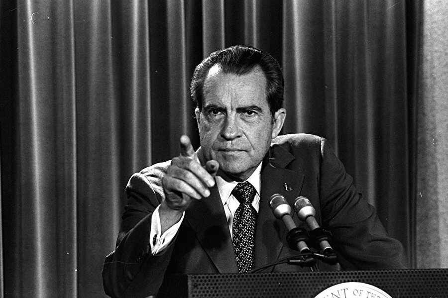 Nixon tekrar başkan adayı oldu

                                    
                                    
                                    ABD'nin Ulusal Halk Radyosu, 1992'de eski başkanlardan 80 yaşındaki Richard Nixon'ın yeniden aday olacağını duyurdu. Kısa sürede haberin 1 Nisan şakası olduğu, komedyen Rich Little'in, Nixon'u taklit ettiği açıklanmıştı.
                                
                                
                                