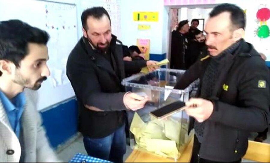 Kars'ta bir vatandaş cep telefonunu sandığa düşürdü.