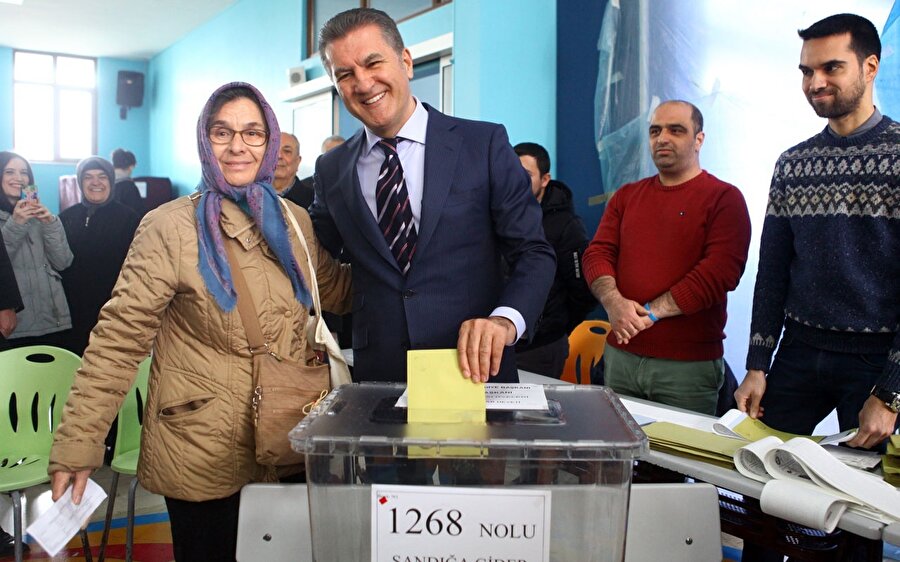 1. Mustafa Sarıgül, DSP Şişli Belediye Başkan Adayı

                                    
                                    CHP Şişli aday olmayı beklerken yaşadığı küskünlükle DSP'ye geçen Mustafa Sarıgül kesin olmayan sonuçlara göre yarışta ikinci sırada bulunuyor.
                                
                                
