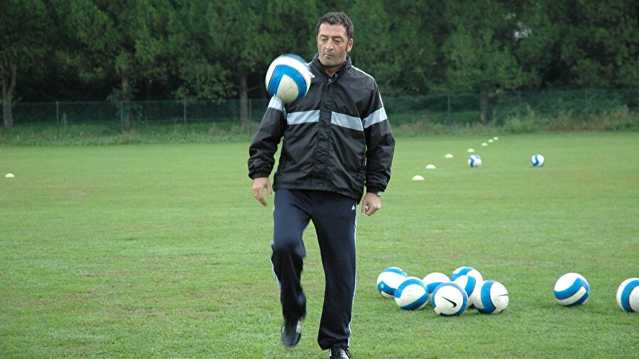 Aslında jübilesini yaptıktan sonra futbolu bırakmasına rağmen takımı için yeniden sahalara dönmüştü.