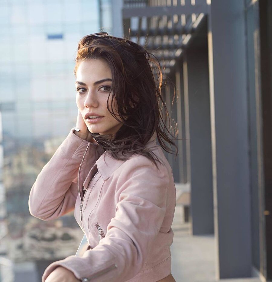 Demet Özdemir, başarılı performans sergileyen genç oyuncular arasında yer alıyor. 