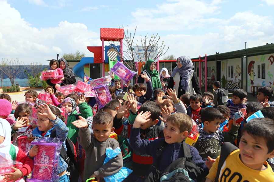 Şemmarin kampında kalan çocuklara çeşitli hediyeler dağıtıldı.