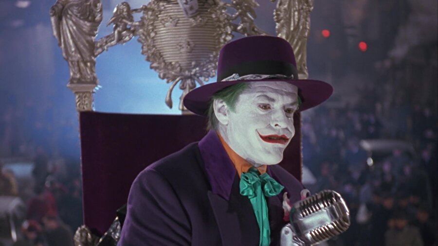Jack Nicholson - Batman (1989)

                                    
                                    
                                    
                                    Tim Burton’ın karanlık ve büyüleyici dehasını çizgi roman serilerinin atmosferi ile mükemmel bir şekilde sentezleyen 1989 yapımı filmin Joker’i, çoğu DC fanatiği tarafından sinema  tarihin en başarılı Joker’i olarak yorumlanıyor. Zaman zaman Heath Ledger ile kıyaslanmaya gidilse de Jack Nicholson, sinematik evrenin en başarılı Joker’i demek doğru olacaktır. Bu arada Dark Knight Returns ve Tim Burton Yapımı Batman’in birbirinden son derece farklı bir yapıya dayandığını ve kulvar olarak farklı alanlara hitap ettiğini hatırlatmak gerekiyor.
                                
                                
                                
                                