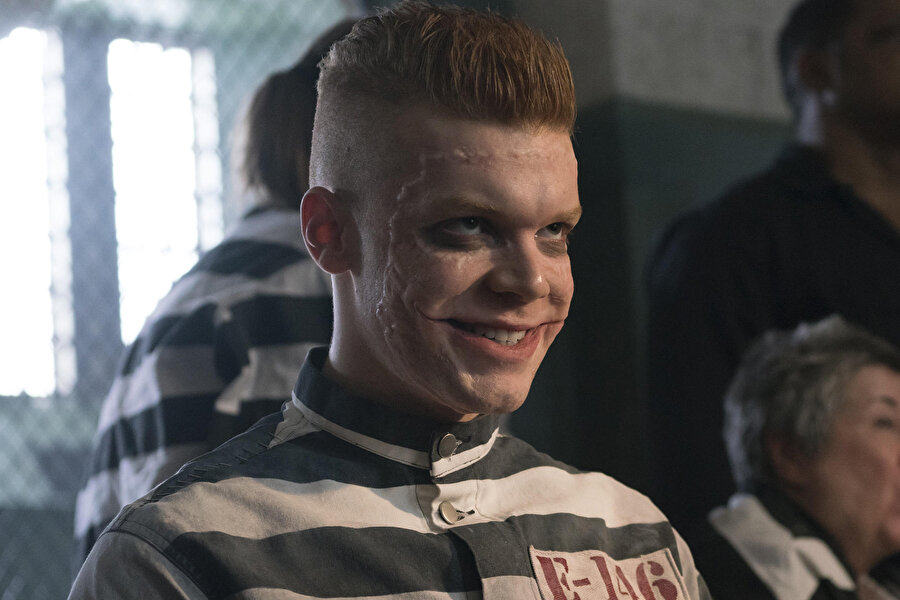 Cameron Monaghan - Gotham (2014'ten beri)

                                    
                                    
                                    
                                    Shameless dizisiyle oyunculuk kariyerine başlayan ve burada adından söz ettirmeyi başaran Cameron Monaghan, Batman'in TV serisi Gotham'da Joker'e hayat veren isim oldu.
                                
                                
                                
                                