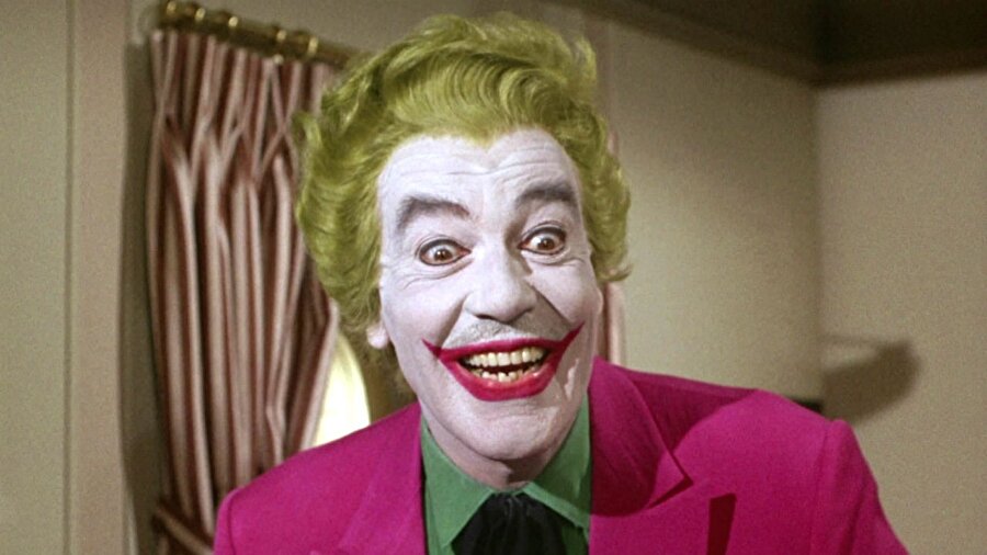 Cesar Romero - Batman TV Series (1966 -1968)
Dönemin ilk televizyon uyarlamalarında günümüz Joker’ine hayat vererek karakterin temelini oluşturan Cesar Romero, çoğu Batman fanatiğinin saygı duyduğu bir isim.